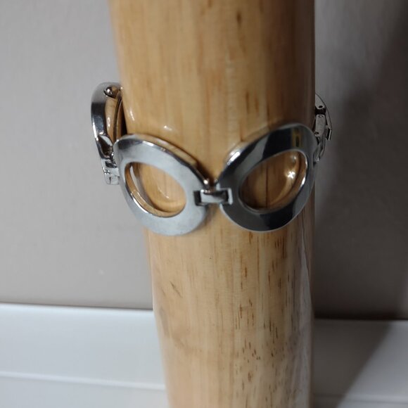 6.75 Inch Silver Tone Round Link Analog Watch - Picture 13 of 14